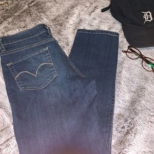 Women’s straight leg Levi pants